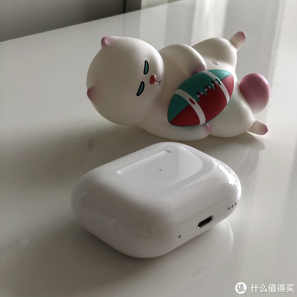 拆開箱子,airpods pro包裝盒被一圈塑料膜覆蓋住 .